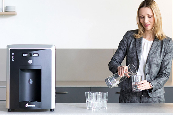 Frau mit einem Wasserspender von Waterlogic