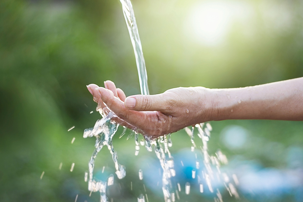 Hand mit einem Wasserstrahl