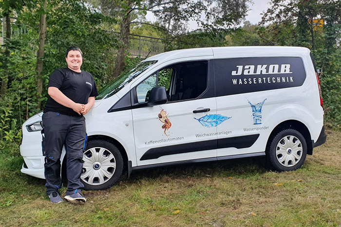 Techniker vor einem folierten Fahrzeug von Jakob Wassertechnik