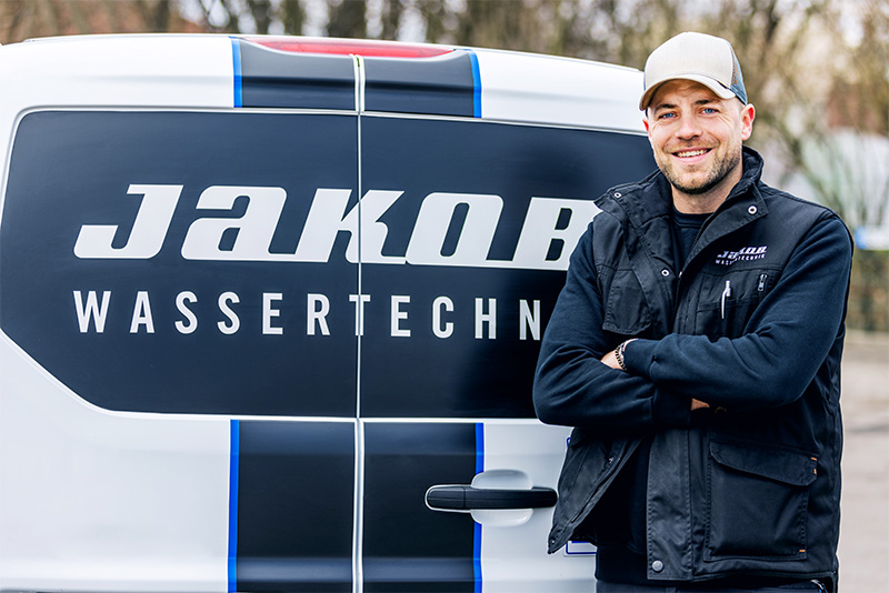 Techniker vor Firmentransporter