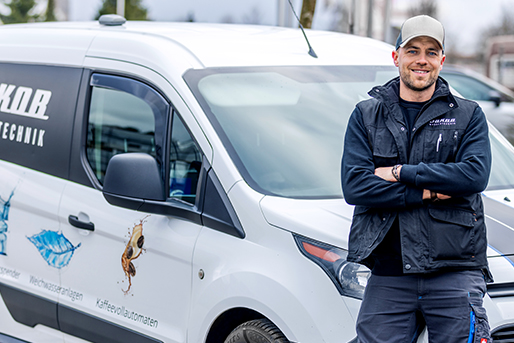 Techniker vor einem Transporter von Jakob Wassertechnik