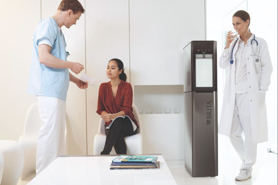 In einer Klinik steht ein BRITA, VIVREAU Sodamaster 200 Wasserspender.