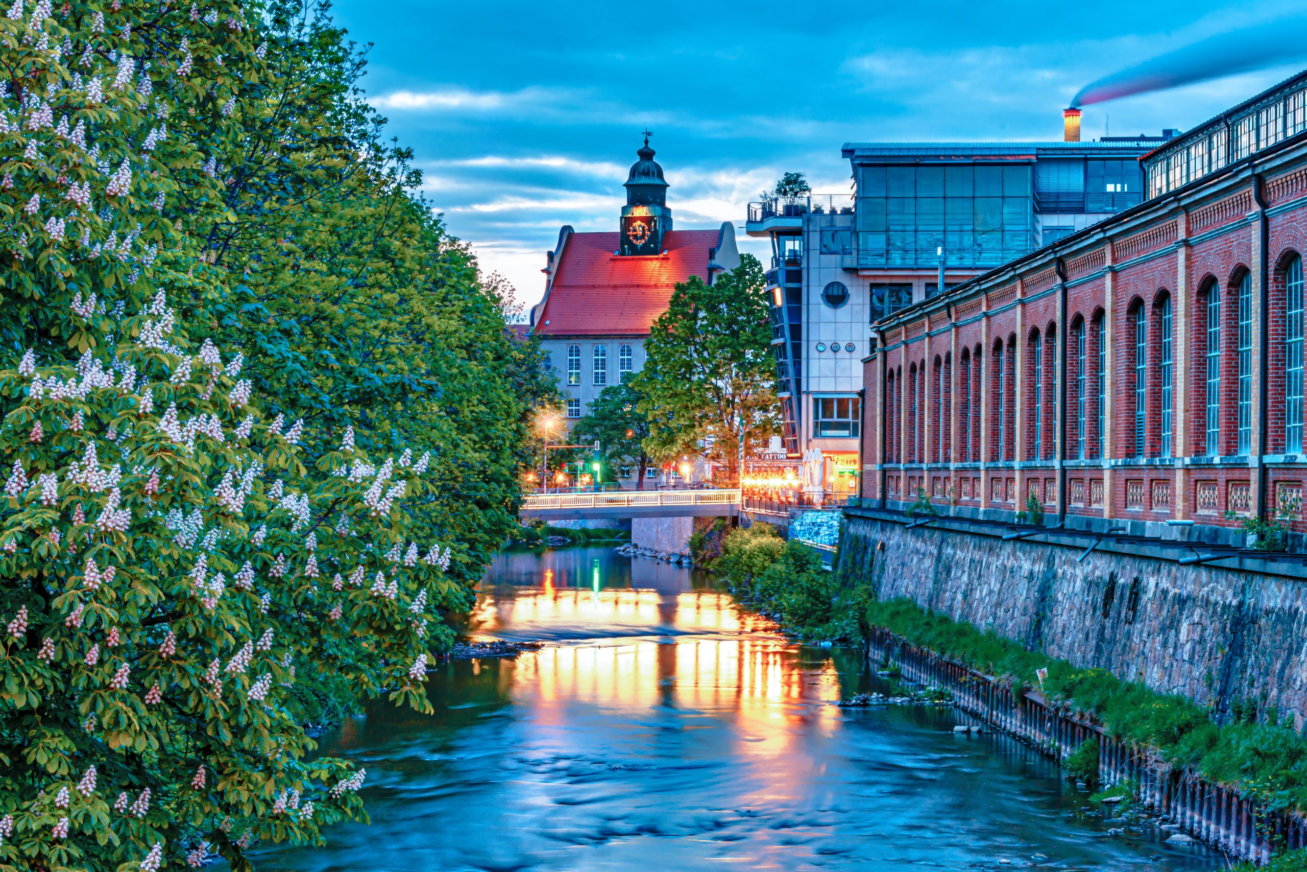 Wasserspender in Chemnitz, Jahnsdorf, Hohenstein-Ernstthal, Flöha und Stollberg kaufen oder mieten Eine Brücke und gemauerte Gebäude in Chemnitz bei Dämmerung.