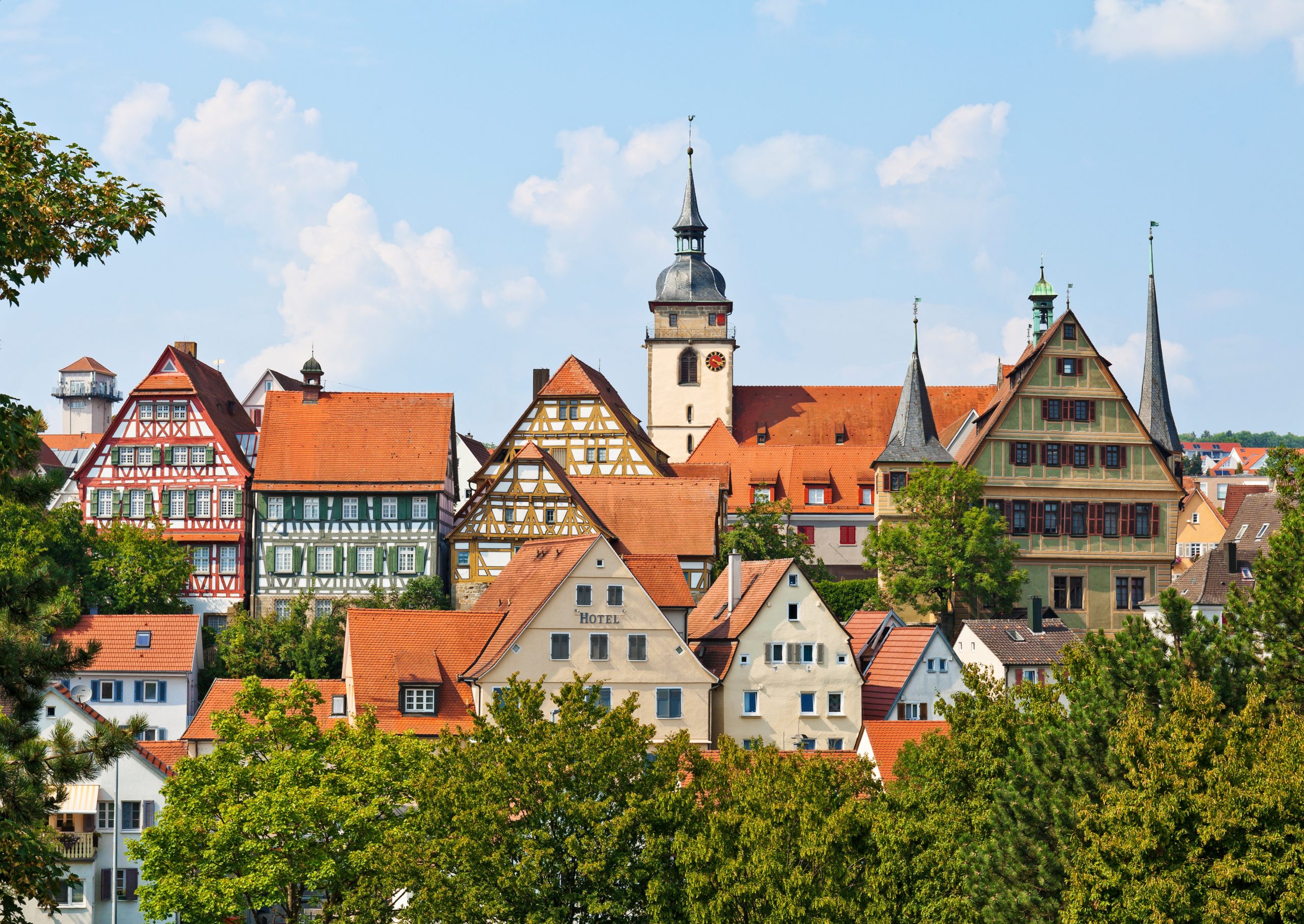 Blick auf die Dächer der Altstadt in Bietigheim-Bissingen mit der Stadtkirche im Zentrum.