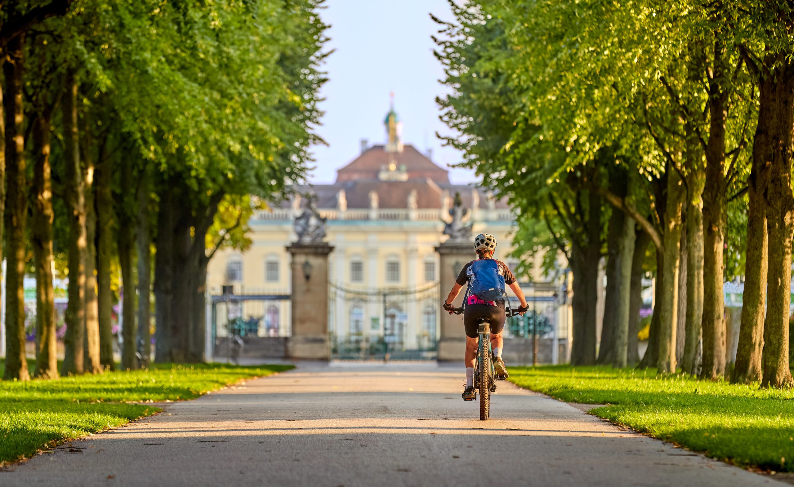 Radfahrerin auf der Schlossallee in Ludwigsburg.