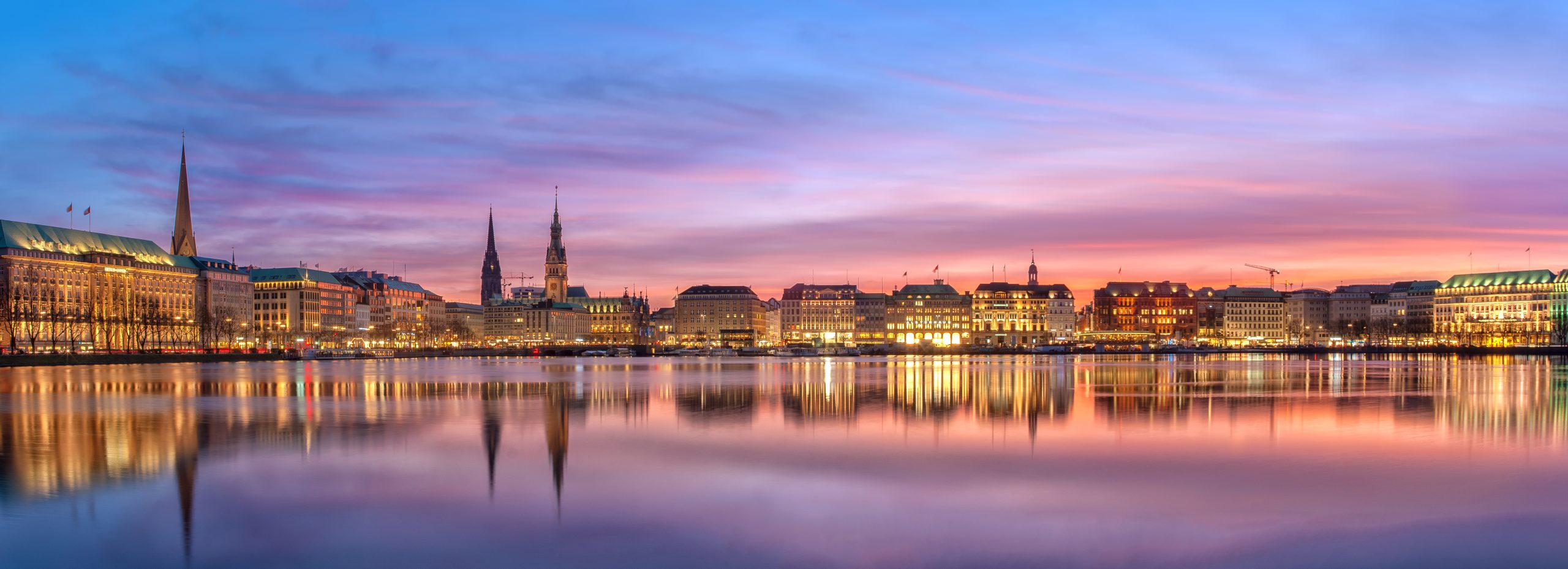 Die Binnenalster in Hamburg am Abend.