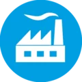 Produktion Ein Fabriksymbol mit Schornstein, aus dem Rauch aufsteigt, vor hellblauem Hintergrund. Es steht sinnbildlich für Produktion und industrielle Fertigung. Jakob Wassertechnik bietet innovative Wasserspenderlösungen für Unternehmen, die auf Qualität und Nachhaltigkeit setzen.