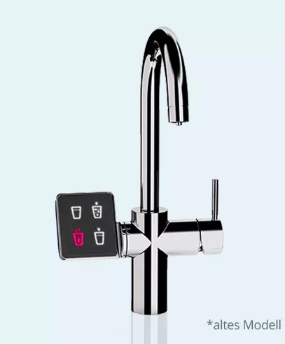 RE.SOURCE PREMIUM+ von REHAU, ein elegantes Einbaugerät aus Edelstahl mit einem C-förmigen Auslauf und einem Touchscreen-Bedienelement. Das Gerät ermöglicht die Auswahl zwischen verschiedenen Wasserarten und hat einen Hebel zur Steuerung des Wasserflusses. Jakob Wassertechnik bietet zuverlässige Wasserspender für eine effiziente Trinkwasserversorgung.