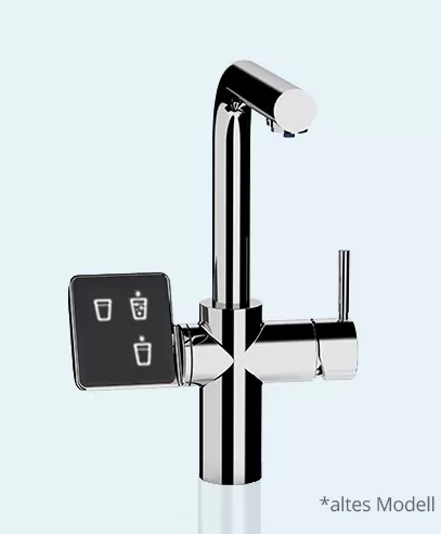 RE.SOURCE PREMIUM von REHAU, ein elegantes Einbaugerät aus Edelstahl mit einem Auslauf und einem Touchscreen-Bedienelement. Das Gerät ermöglicht die Auswahl zwischen verschiedenen Wasserarten und bietet einen Hebel zur Steuerung des Wasserflusses. Jakob Wassertechnik bietet zuverlässige Wasserspender für eine effiziente Trinkwasserversorgung.