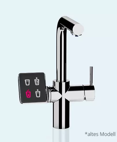 RE.SOURCE PREMIUM+ von REHAU, ein elegantes Einbaugerät aus Edelstahl mit einem L-förmigen Auslauf und einem Touchscreen-Bedienelement. Das Gerät ermöglicht die Auswahl zwischen verschiedenen Wasserarten und hat einen Hebel zur Steuerung des Wasserflusses. Jakob Wassertechnik bietet zuverlässige Wasserspender für eine effiziente Trinkwasserversorgung.