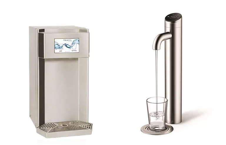 Zwei Einbau-Wasserspender nebeneinander. Links ein kompaktes Einbaugerät mit einem Bildschirm zur Steuerung der Wassertemperatur und rechts ein elegantes Standgerät mit einer modernen Wasserabgabe, das frisches Wasser in ein Glas füllt. Jakob Wassertechnik bietet Einbau-Wasserspender für Ihre Firma.