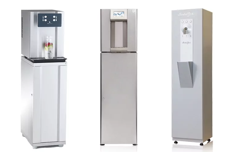 Drei Stand-Wasserspender nebeneinander. Links ein Standgerät mit einem integrierten Kühlfach und Wasserflasche, in der Mitte ein Edelstahl-Standgerät mit einem Bildschirm für die Steuerung und rechts ein elegantes Standgerät mit einem benutzerfreundlichen Drehregler. Jakob Wassertechnik bietet Stand-Wasserspender für Ihre Firma.