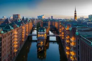 Hamburger Speicherstadt am Abend mit Blick auf das Wasserschloss.