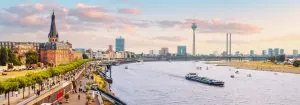 Städtisches Panorama mit der Düsseldorfer Altstadt, dem Rhein und dem Fernsehturm.
