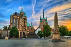 Baugruppe vom Erfurter Dom und der St. Severikirche bei Sonnenuntergang.