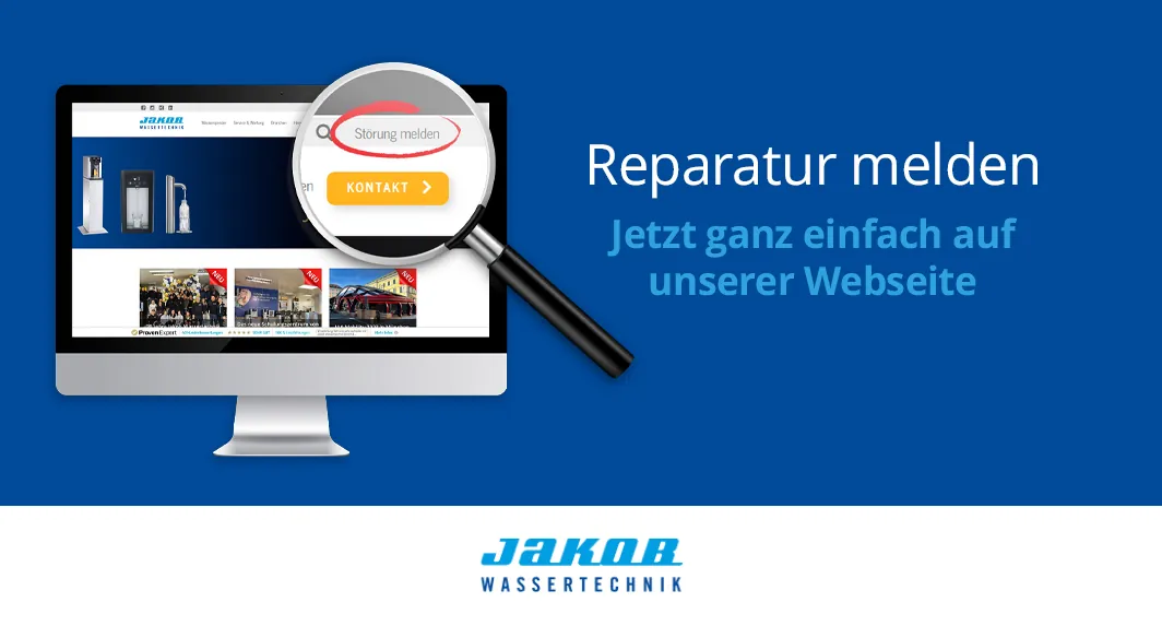 Bildschirm mit der Darstellung der Webseite von Jakob Wassertechnik und einer darüberliegenden Lupe, die die Schaltfläche "Störung melden" hervorhebt. Daneben steht "Reparatur melden. Jetzt ganz einfach auf unserer Webseite".
