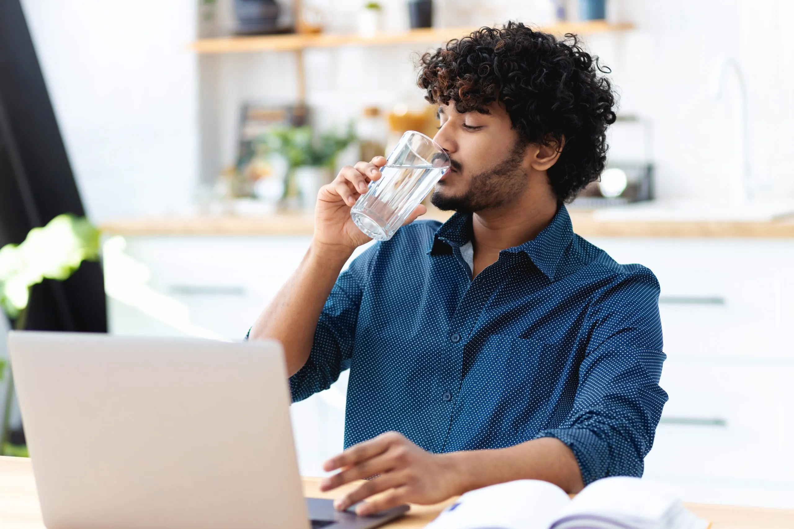 Das Betriebliche Gesundheitsmanagement fördert systematisch die Gesundheit und das Wohlbefinden der Mitarbeiter. Ein Mann trinkt Wasser aus einem Glas. Das Betriebliche Gesundheitsmanagement fördert systematisch die Gesundheit und das Wohlbefinden der Mitarbeiter.