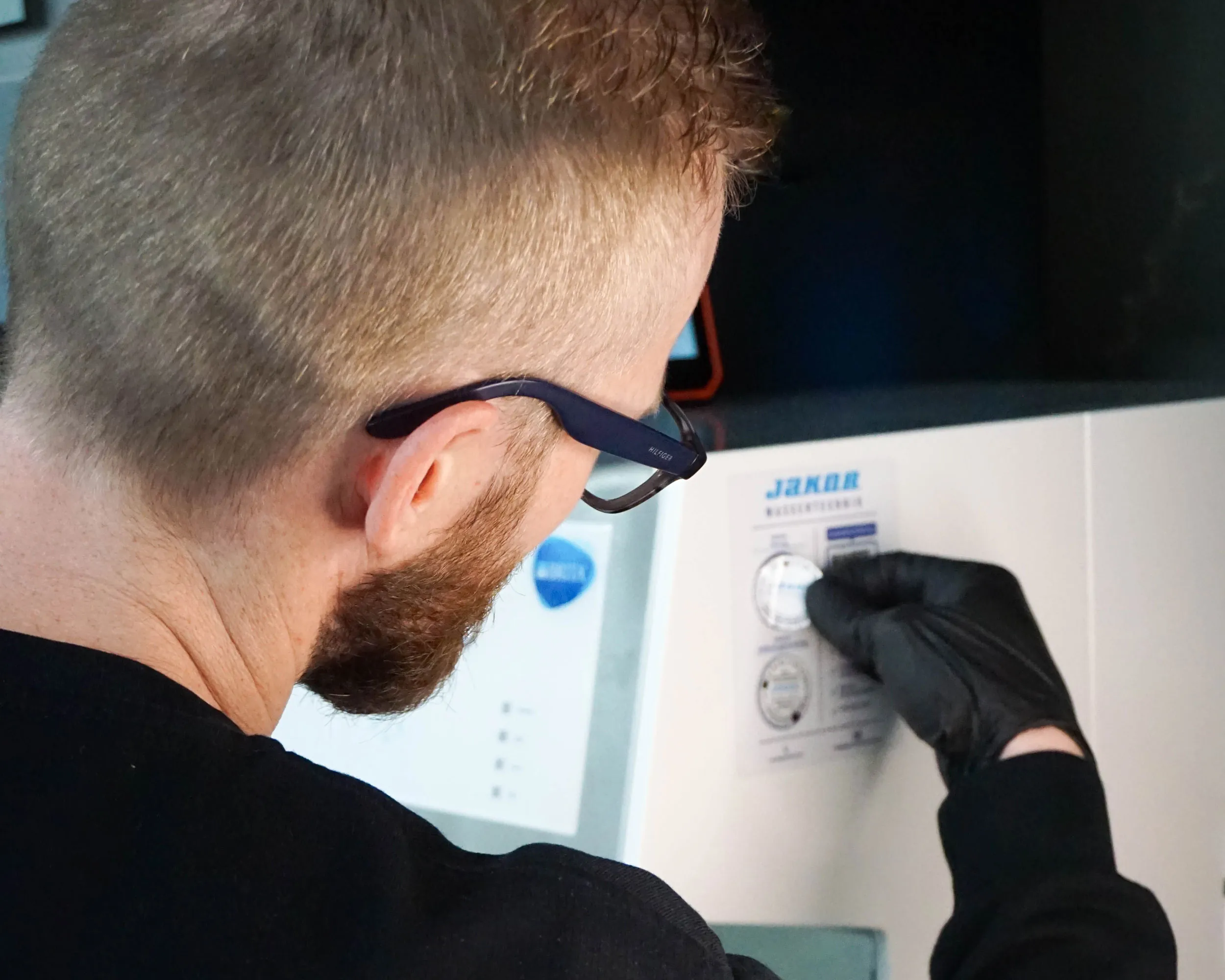 Wartung inklusive: Zuverlässiger Service bei gemieteten Wasserspendern von Jakob Wassertechnik Techniker bei der Wartung eines Wasserspenders von Jakob Wassertechnik – Teil des Rundum-sorglos-Pakets bei Miete