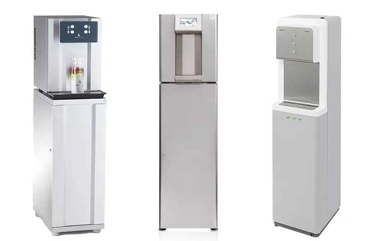 Drei Stand-Wasserspender nebeneinander. Links ein Standgerät mit einem integrierten Kühlfach und Wasserflasche, in der Mitte ein Edelstahl-Standgerät mit einem Bildschirm für die Steuerung und rechts ein elegantes Standgerät mit einem benutzerfreundlichen Drehregler. Jakob Wassertechnik bietet Stand-Wasserspender für Ihre Firma.