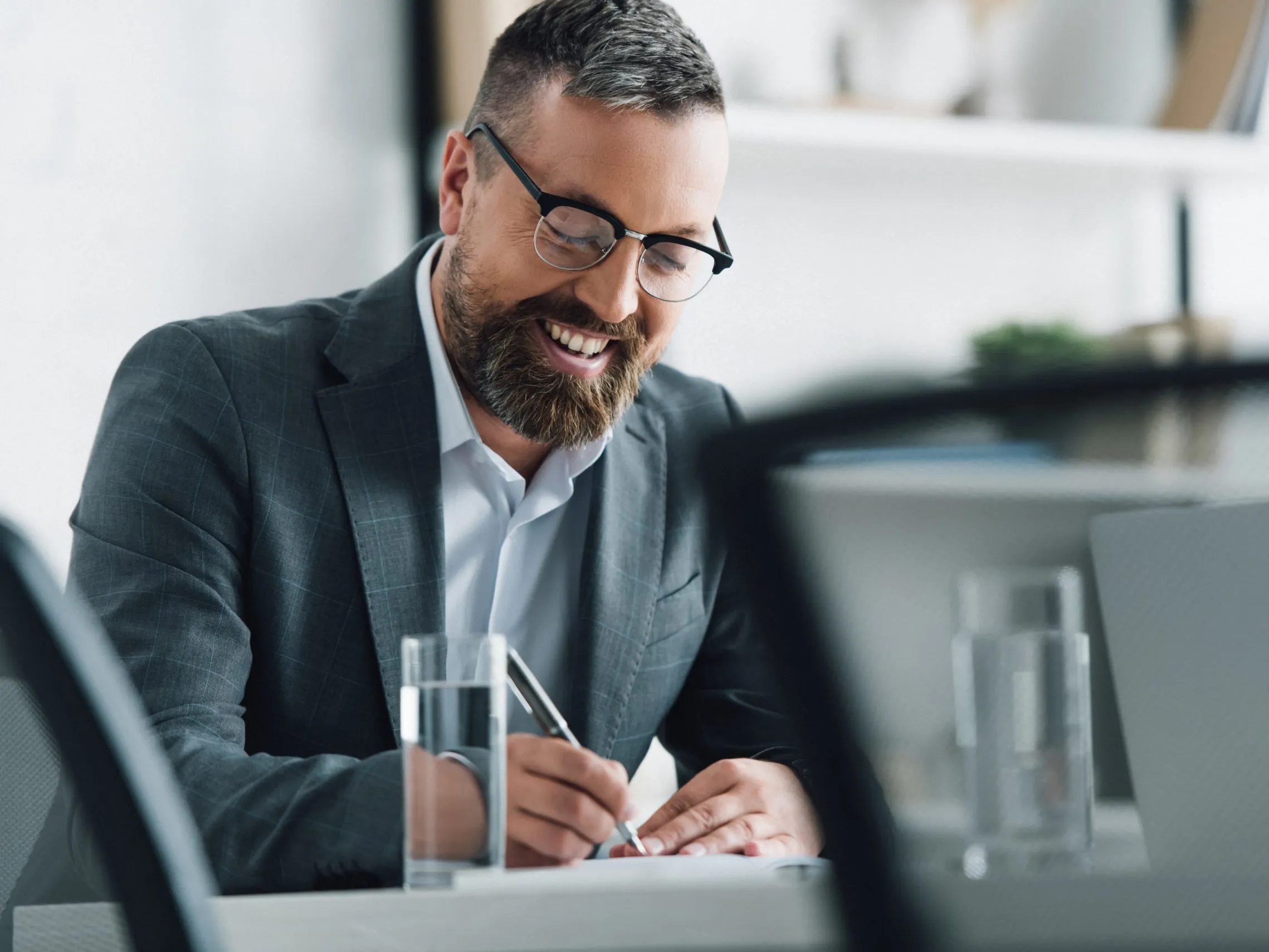 Mit frischem, jederzeit verfügbarem Wasser aus leitungsgebundenen Wasserspendern schaffen Unternehmen eine gesunde Arbeitsumgebung und fördern die Mitarbeitermotivation innerhalb des betrieblichen Gesundheitswesens. Mit frischem, jederzeit verfügbarem Wasser aus leitungsgebundenen Wasserspendern schaffen Unternehmen eine gesunde Arbeitsumgebung und fördern die Mitarbeitermotivation innerhalb des betrieblichen Gesundheitswesens.