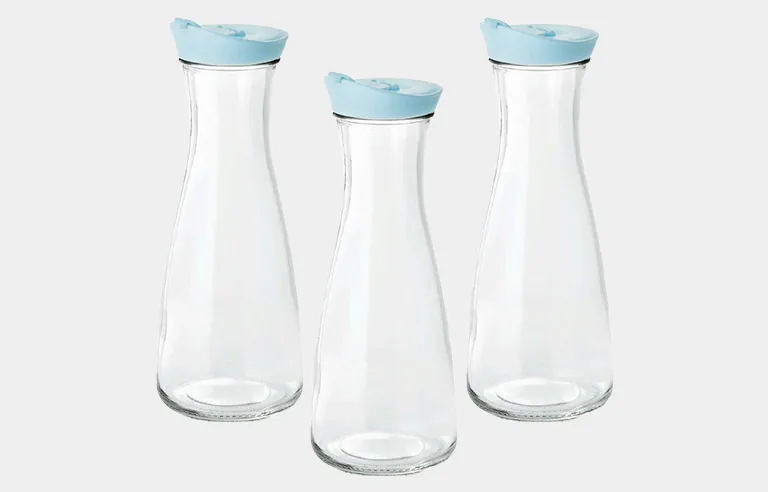 Drei schlanke Culligan Glaskaraffen mit Kunststoffdeckel, klar und modern designt