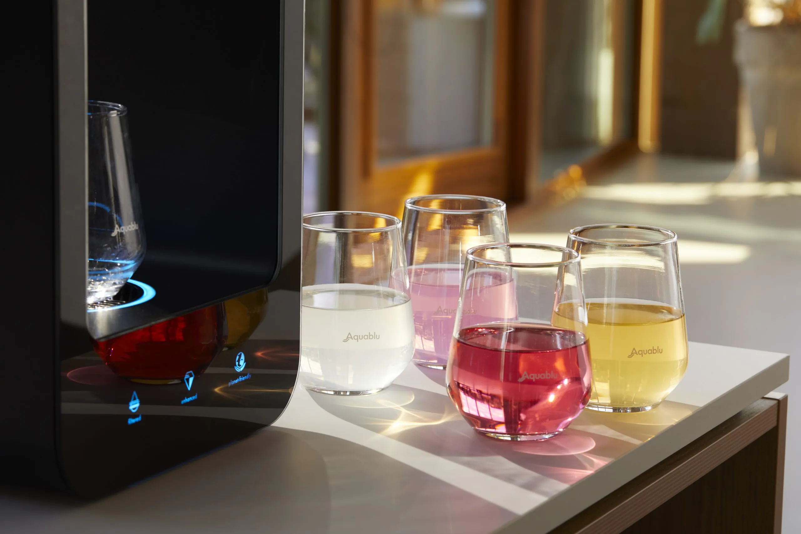 Aquablu Refill+ neben Gläsern