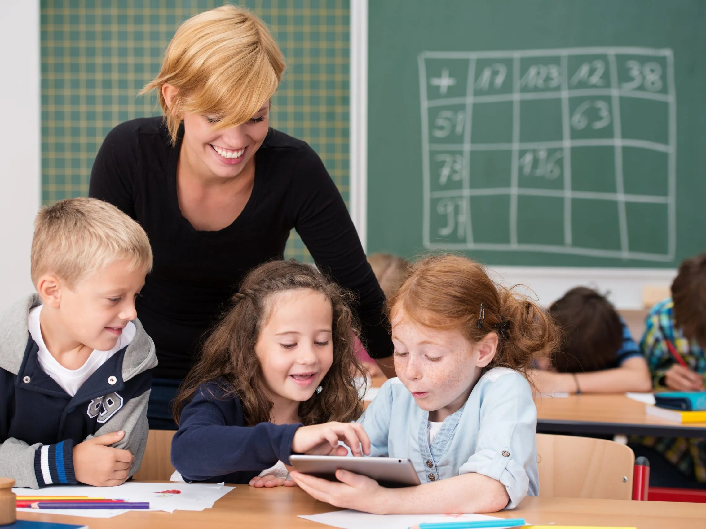 kinder benutzen tablet-pc im unterricht